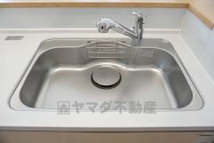 同仕様写真。広々とした凸型シンクに洗剤ポケットを標準装備。大きなお鍋など洗いやすいです。洗剤や石鹸、スポンジもすっきりできる収納付き。