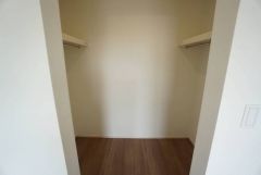 収納力豊富なウォークインクローゼット付き。洋服や小物などを1箇所にまとめて美しい収納を実現します。