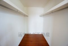 同仕様写真。収納力豊富なウォークインクローゼット付き。洋服や小物などを1箇所にまとめて美しい収納を実現します。