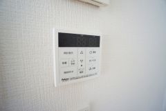 給湯器リモコンはキッチン横からボタンひとつで操作が楽々。通話ボタン付きでお子様とも会話ができて安心です。
