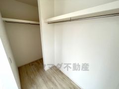 大容量の収納が嬉しいウォークインクローゼット付き。毎日の洋服のコーディネートが楽しくなります。モノを1ヶ所に収納できるので、お部屋もスッキリ。