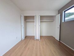 住む人のこだわりを活かす洋室＾＾日当たりがよく、寝室としての利用もおすすめ。広めのクローゼットもあり荷物もすっきり片付けれ、ゆとりのある暮らしが出来ます＾＾