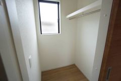廊下収納。洋服や小物などを1箇所にまとめて美しい収納を実現します。