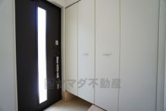 たっぷり収納できるシューズボックスです。家族全員の靴がきれいに整頓できます。棚の上にお花や写真を飾っても良いですね。