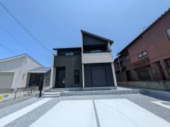 前面道路は公道西側約4.37ｍ。車の通行が少なく小さなお子様がいるご家庭でも安心して過ごせます＾＾