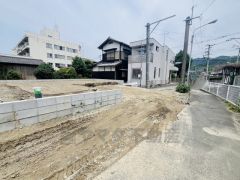 前面道路は東側約4ｍ。交通量が少ないため小さなお子様がいるご家庭でも安心です。ドラッグストアまで徒歩14分。