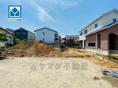 JR門松駅まで自転車で約10分。 コンビニまで徒歩8分。 敷地面積広々50坪。お庭付きで楽しみが広がります＾＾