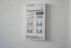 雨の日の洗濯も安心できる浴室暖房乾燥機付き浴室。リモコンで操作もボタン1つで簡単。 浴室暖房乾燥機には、暖房、乾燥、涼風、換気の4つの機能が付いています。タイマー付きです。