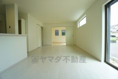 夏は強い日差しをカット、冬は暖かな遮熱高断熱型Low-Eガラスを採用。夏の強い日差しを約60%カットし、冷房効果を高めます。紫外線もカットするため紫外線による日焼けも抑制。