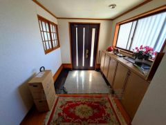 ゆとりある広さを確保した玄関は、訪れる方を迎え入れる、和風建築ならではの品格を湛えています。一歩足を踏み入れれば、どこか懐かしく温かみのある佇まいです。