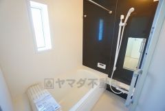 1日の疲れを癒すくつろぎのバスルーム。足を伸ばしてもゆったりと入れるサイズです。お子様と一緒にお風呂に入っても狭くないですね^^