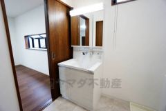 三面鏡つき洗面台。収納も一体型になっているので、ドライヤーやヘアアイロンの置き場に困りませんね。