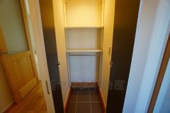 収納力の高い玄関収納には、靴や靴の手入れ用品、傘などをすっきり収納できます。