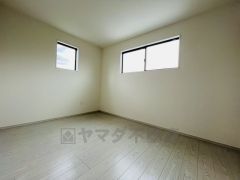 2面採光を確保した明るい室内は、風通しも良く、大変居心地の良い空間となっております。爽やかな風を感じて起きる朝は、快適生活の始まりに。