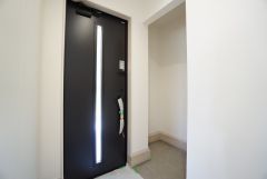 玄関には靴以外も収納できそうなシューズクローク付き＾＾靴が散らばらずスッキリした玄関を維持できますね。