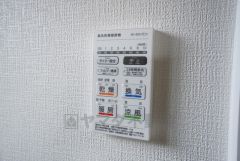 浴室暖房乾燥機には、暖房、乾燥、涼風、換気の4つの機能が付いています。タイマー付きです。