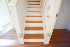 ご年配の方でも安心できる、手すり付き階段です＾＾段差も低めで設定されてますので安全性にも優れてますね＾＾