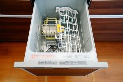 同仕様写真。食事の後の手間を解消する食器洗い乾燥機を標準装備。手洗いよりも断然節約でき、節水で自然にもやさしいです。