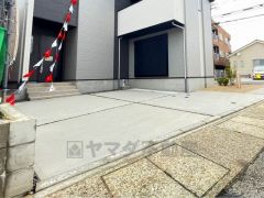 カースペース2台分を確保＾＾ ご夫婦で1台ずつ所有出来ます＾＾ 角地で前面道路は6ｍ以上あるため駐車もスムーズです＾＾