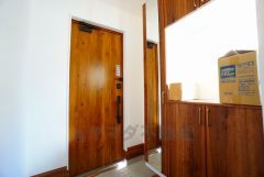 たっぷり収納できるシューズボックスです。家族全員の靴がきれいに整頓できます。棚の上にお花や写真を飾っても良いですね。