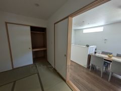 リビングからの続き間として和室をご用意しました。普段はリビングとつなげて開放的なスペースとして。来客時には客間としてお使いいただけます。