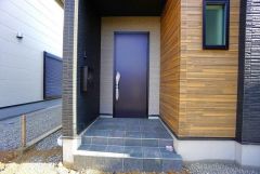 自動で閉まるタッチキーとTVインターホンが装備されているので、セキュリティーも安心。