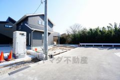 前面道路は公道西側6ｍ。