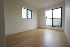 主寝室としてお使いいただけそうなこちらのお部屋は、日当たりが良く、爽やかな風を感じて起きる朝は、快適生活の始まりに。