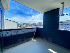 お洗濯物を干すスペースとしても十分な広さがあります。  お天気の良い日はお洗濯物がよく乾きそうな日当たり良好のバルコニー