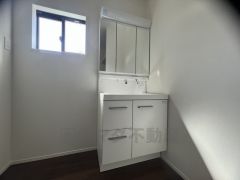 三面鏡つき洗面台。収納も一体型になっているので、ドライヤーやヘアアイロンの置き場に困りませんね。