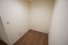 同仕様写真。収納力豊富なファミリークローク付き。洋服や小物などを1箇所にまとめて美しい収納を実現します。