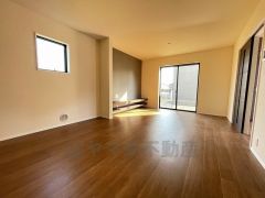 大きな窓のあるリビングは、陽光あふれる明るい空間です。居心地良く、ご家族皆がゆったり寛げる憩いの空間となりそうです。