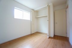 木目調のシンプルデザインで落ち着きと安らぎの空間に仕上げています。各部屋に収納が完備されているので、お荷物が多くなっても安心の設計です。