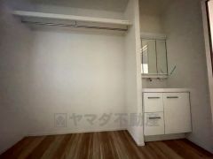 三面鏡つき洗面台。収納も一体型になっているので、ドライヤーやヘアアイロンの置き場に困りませんね。