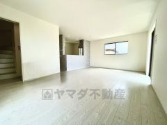 家族が集まる開放的なリビング。約16帖の大空間で毎日のお食事が楽しみです＾＾思い思いの時間を過ごしたり、家族みんなで食事をしたり、素敵な団らんの場になりますね。