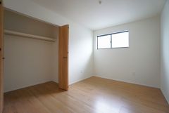 木目調のシンプルデザインで落ち着きと安らぎの空間に仕上げています。各部屋に収納が完備されているので、お荷物が多くなっても安心の設計です。
