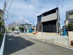 前面道路は南側約6ｍ。車の離合もスムーズです＾＾ コンビニ徒歩6分。スーパー徒歩10分。 周辺環境が充実。