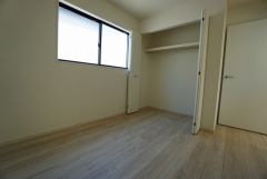 暖かい日差しが差し込む洋室。たっぷり収納できるクローゼット付きでお部屋の中をすっきりと快適に保てます。