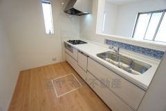 同仕様写真。対面式カウンターキッチンでお子様の様子が見守れます。カウンタートップは耐熱性に優れており、日ごろのお掃除もふき取るだけでＯＫ。ステンレスシンクも簡単にお掃除できますよ。