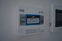 キッチン横からお湯張り、追い炊き、足し湯がボタン一つで楽々操作できる給湯機リモコンです＾＾忙しい夕飯の準備の時間帯に重宝しますね。