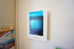 ドアを開けずに来訪者を確認できるモニター付インターフォン。防犯はもちろん、セールスマン対策にもなりますね＾＾