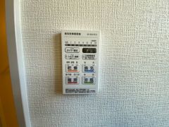 浴室暖房乾燥機には、暖房、乾燥、涼風、換気の4つの機能が付いています。タイマー付きです。換気・雨の日の洗濯も安心です＾＾