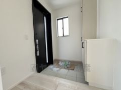 たっぷり収納できるシューズボックスです。家族全員の靴がきれいに整頓できます。棚の上にお花や写真を飾っても良いですね。