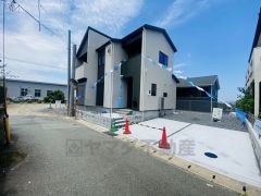 前面道路は交通量が少なく小さなお子様がいるご家庭も安心です＾＾ 全棟カースペースは2台付き。ご夫婦で1台づつ所有できます＾＾