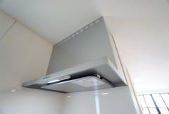 調理により発生する油煙や臭いを吸い込み、屋外へ排気してくれます。