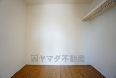 同仕様写真。ハンガーパイプ付で散らかりがちな洋服類もきれいに整理できます。使用頻度が少ないものは枕棚の上に、足元には3段ボックスを置いて、フル活用できるクローゼットです＾＾