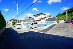 前面道路は交通量が少なく小さなお子様がいるご家庭も安心です＾＾ 大型車両の通行も少なく静かで快適な生活を送れます＾＾