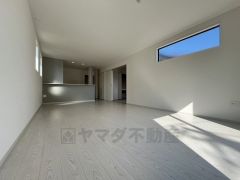 おしゃれで過ごしやすいリビングです。隣接する和室と合わせると約26帖の大空間になります。