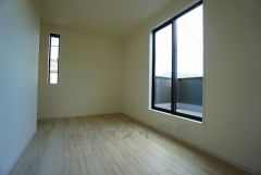 住む人のこだわりを活かす洋室＾＾日当たりがよく、寝室としての利用もおすすめ。広めのクローゼットもあり荷物もすっきり片付けられ、ゆとりのある暮らしが出来ます＾＾