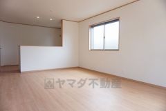 同仕様写真。対面式キッチンを中心としたリビングダイニングで家族の会話が弾みそうです。